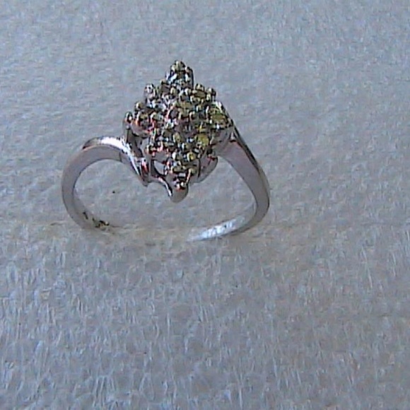 10k White Gold Diamond Cluster Ring - Picture 8 of 8